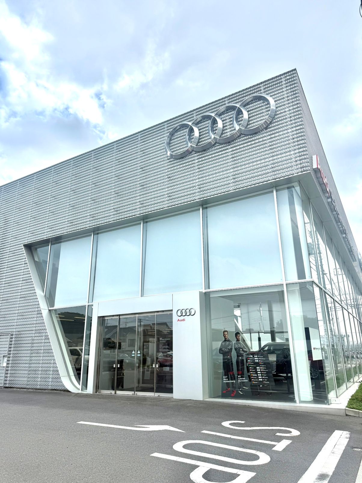 ＼時給1650円／車のショールーム★未経験OK！受付事務！