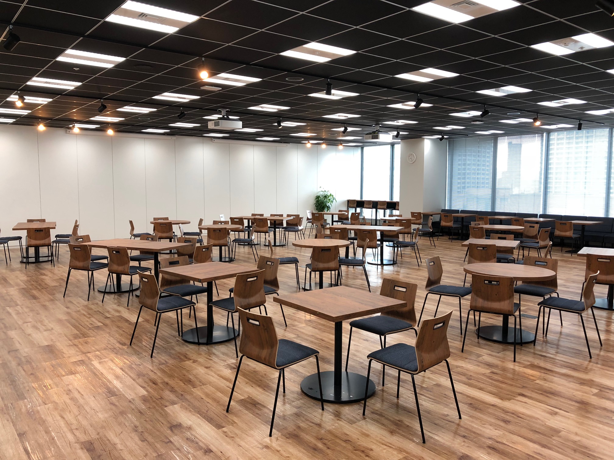 ＼キレイなoffice／未経験OKの経理補助★ネイル＆スニーカーOK♪