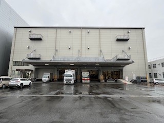 有名スポーツブランド商品の倉庫作業★車通勤OK◎未経験歓迎！
