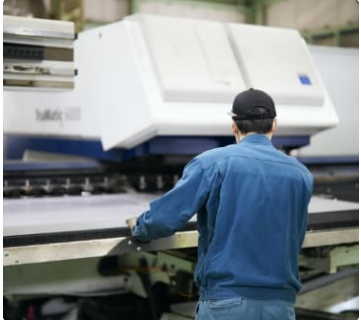 ＼上鳥羽口トホ6分！／未経験から始められる板金加工業務♪