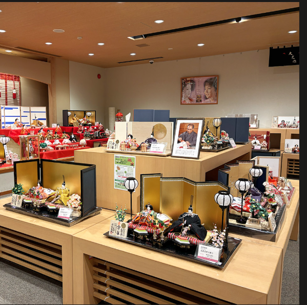 浅草橋本店◇一歩足を踏み入れると美しい人形がずらりと並ぶ店内
