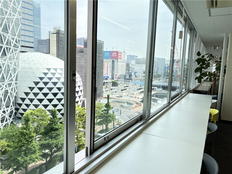 ＼人と話す仕事は好き。その経験をオフィスワークで活かす！／