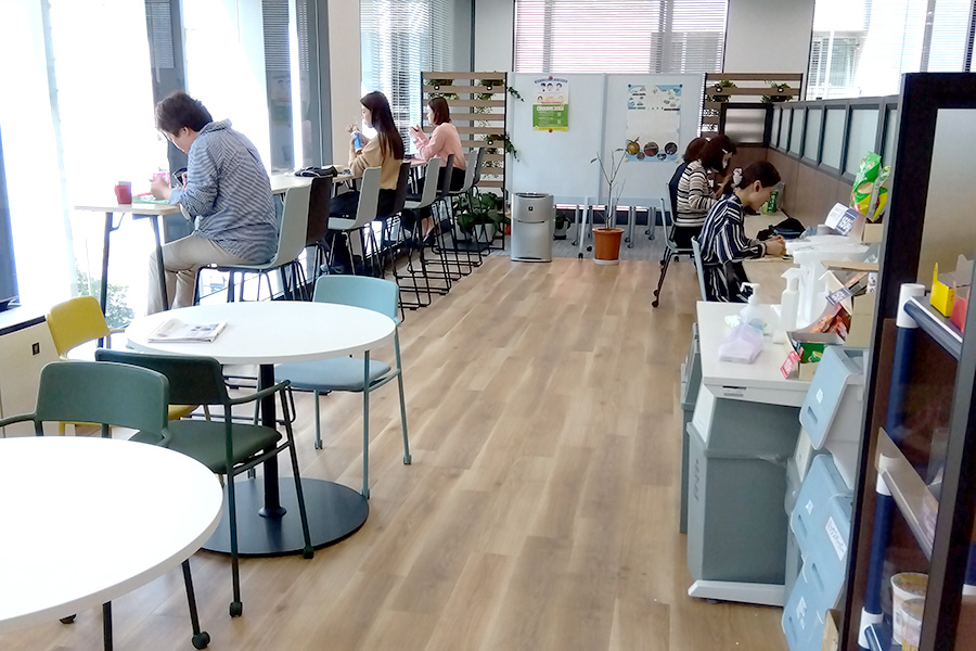 《直雇実績あり》ネイル･髪明るめOK！大手Grで貿易デビュー！