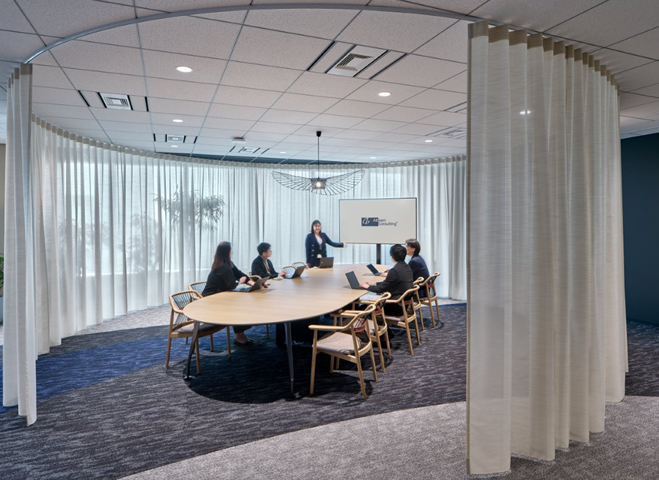 As One Table
大空間ならではの開放感を活かしつつ、人の気配や街の景色をほどよく感じることができる緩やかな仕切りの来客会議室。
優しく包み込むような特別な空間体験をつくり出します。
