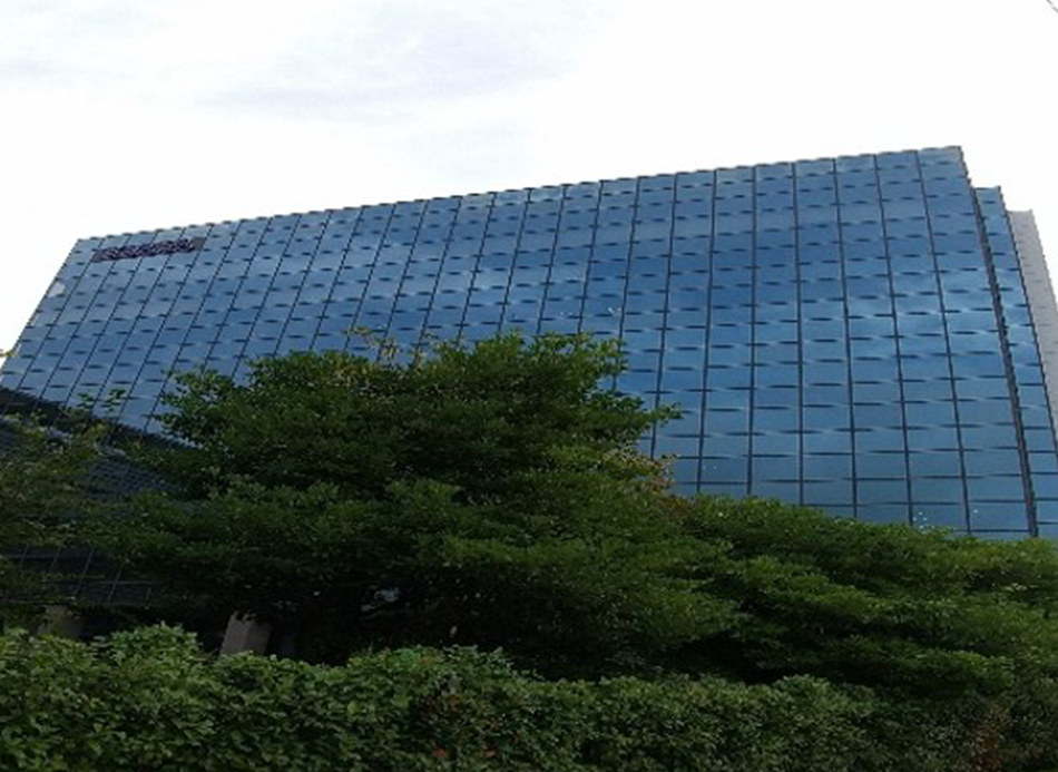 本社は羽田空港が近く、飛行場が一望できるロケーション。（写真は羽田事務所（本社））