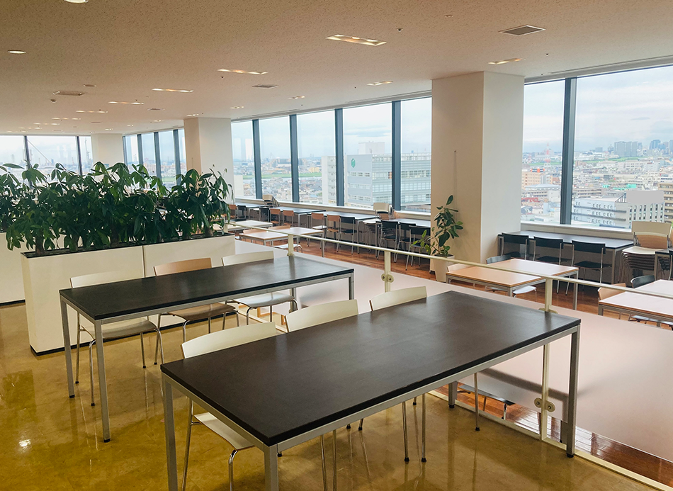 従業員食堂では美味しいランチが各事業所でワンコイン以下で食べられます。派遣スタッフの方々ももちろんご利用できます。（写真は羽田事務所（本社））