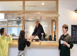 コンセプト会議室。会議室として利用するほか、設備を活かして、料理・コーヒー好きなメンバーが交流できる憩いの場にもなっています。