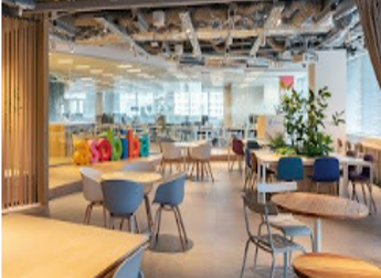 執務スペース。楽しさダイバーシティーというコンセプトを掲げており、フロアごとに海・大地・森・空などのテーマを設けた空間になっています。