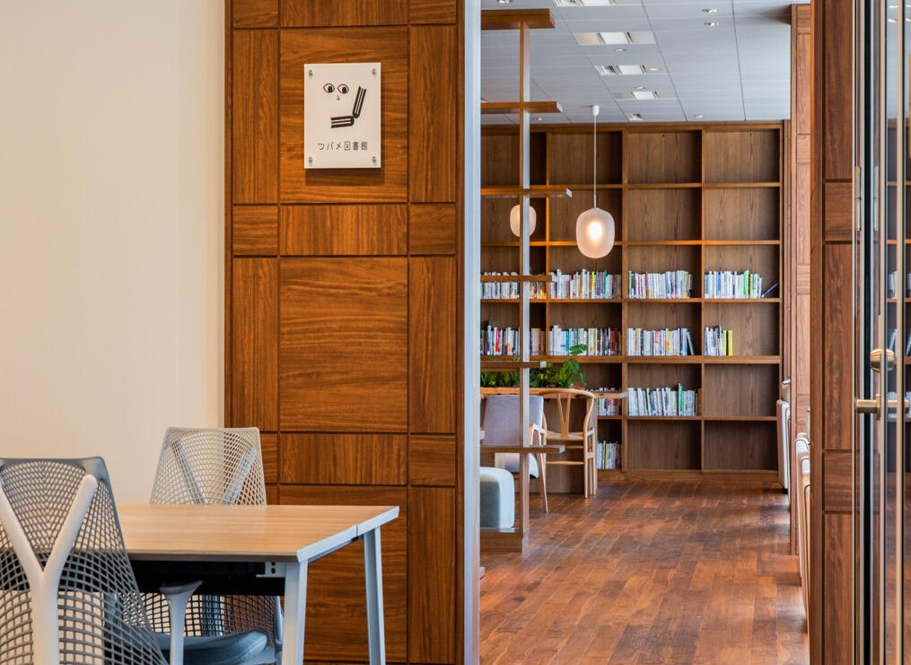 つばめ図書館。本は自由に持ち出して読むことができます。作業スペースも併設しており、参考書を片手に業務を行うこともできます。