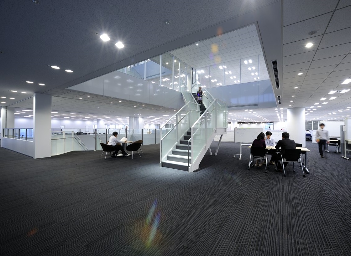 横浜みなとみらい事業所の4階にはカフェテリアやコンビニエンスストアもあります。
