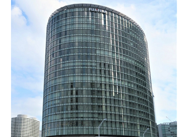 横浜駅東口から連絡通路（はまみらいウォーク）を抜けた先にある大きなビル。