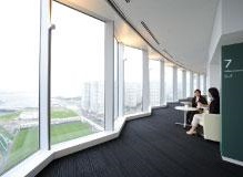 横浜港を望むリラックス空間。窓が多く、光が差し込む明るいオフィスです。