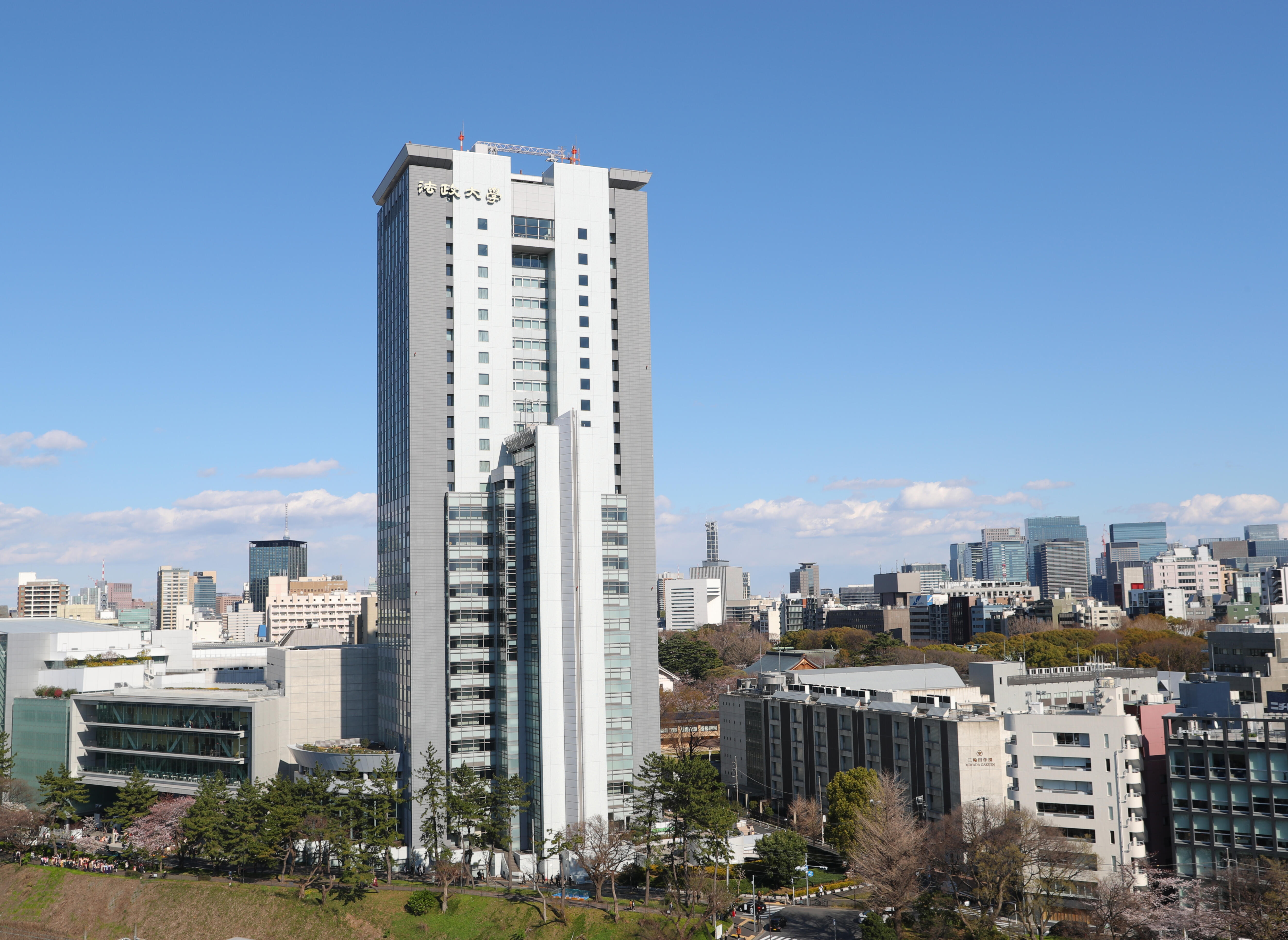 市ヶ谷キャンパス。都心に位置し、アクセスは良好です。キャンパス周辺には多数の飲食店がありランチには困りません。