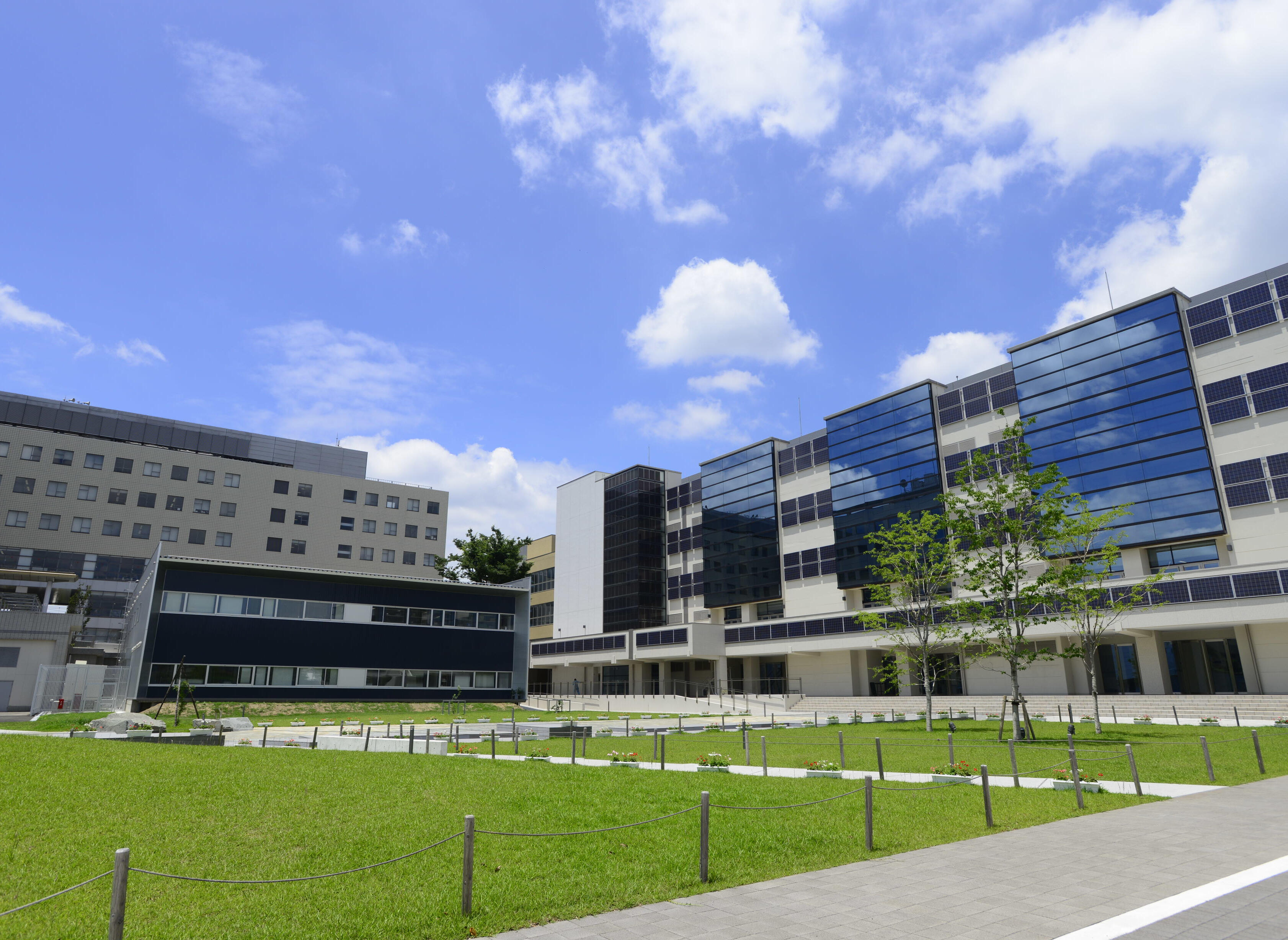 小金井キャンパス。静かな住宅街に囲まれたキャンパスです。JR中央線を利用して、都心からのアクセスも便利です。