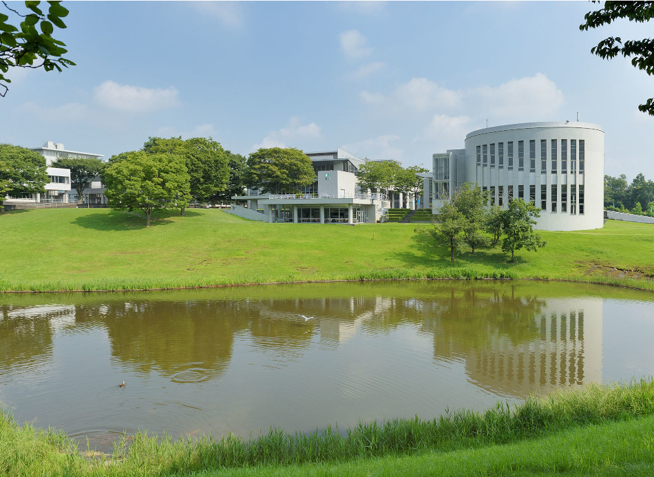 SFCとして知られる湘南藤沢キャンパス。東京ドーム約7個分という広大で自然豊かな環境です。