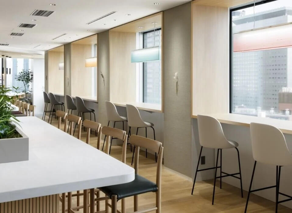 アイシャドウやファンデーション、リップなど約60種類・約4,400個の廃棄前の自社製品をアップサイクルし、塗料や照明のシェード、タイルなどに活用しています。