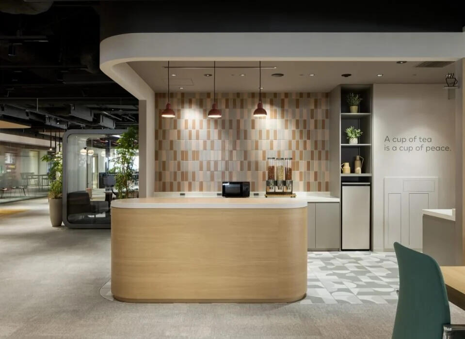 社員専用のカフェやティーポイントを配置。機能面ではハイブリッド勤務を大前提とし、作業に集中できるブースなども設置しています。