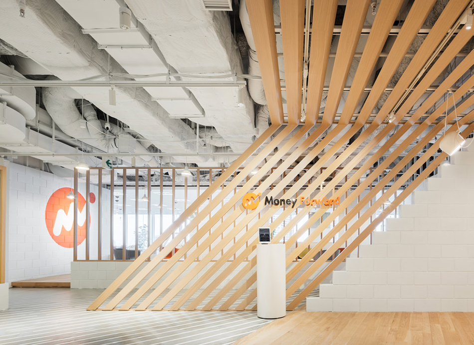 ナチュラルなデザインの受付エリアです。
リラックスできる心地よい空間で、訪れる人に快適さを提供するスペースとなっています。