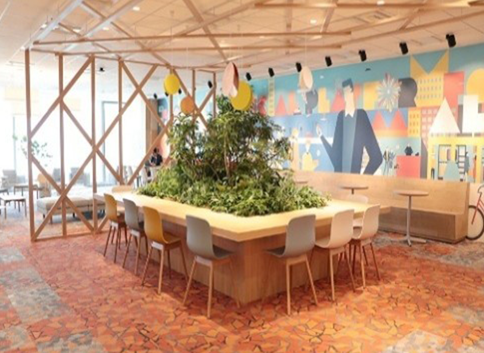 デザイン性に優れたフリースペースです。
やわらかく親しみやすいデザインが特徴で、リラックスしながらはたらくことができると好評です。