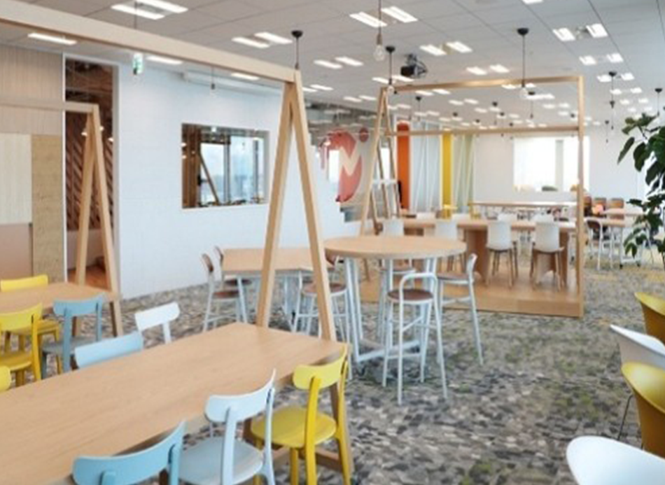 業務やレクリエーションで使用する、開放的な雰囲気を持つモダンなスペースです。
明るく活気もあり、あたたかみを感じられるエリアです。