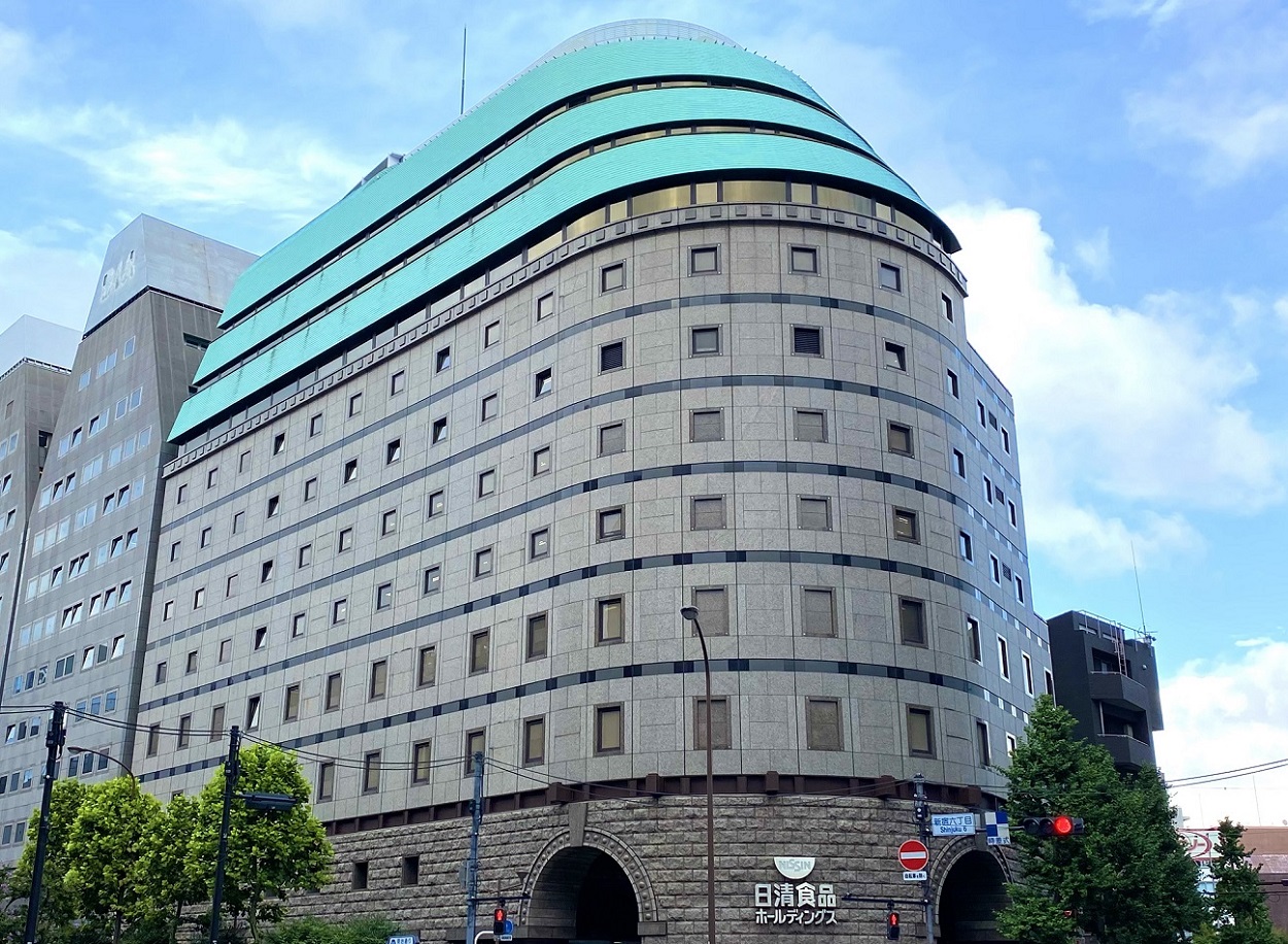 新宿三丁目にある、日清食品ホールディングス東京本社の外観。