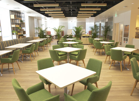 さんちか直結の神戸オフィスにあるカフェテリア。スムージーやサンドイッチなどラインナップも豊富！