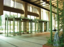 新社屋の高い天井と重厚感のある内装に、日本を代表する銀行の重みを感じます。