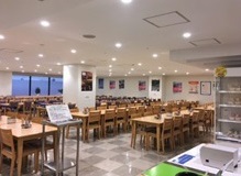 明るく開放的な社員食堂。メニューも豊富で350円程のメニューが充実してます！