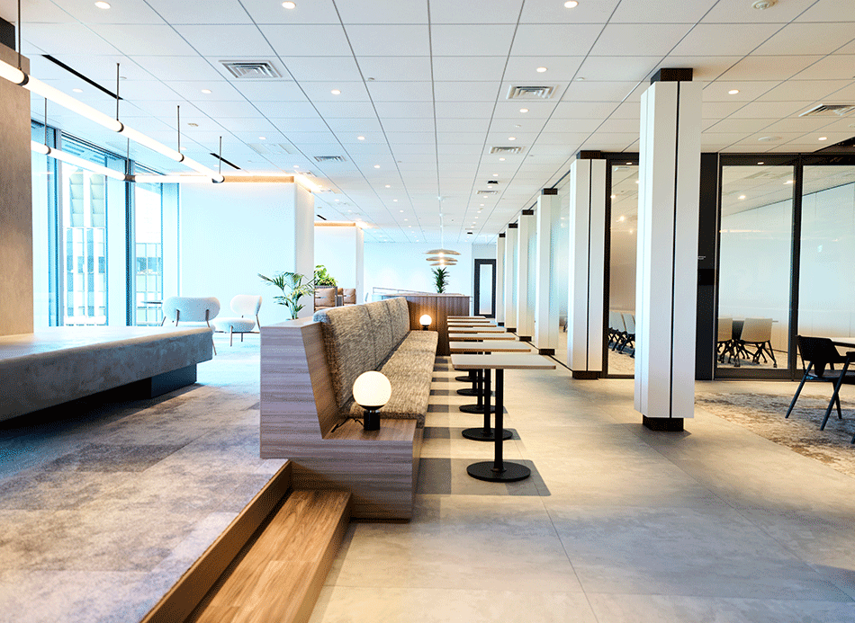 丸の内オフィスはここ数年で内装がリニューアルされたばかりで、とても綺麗な環境ではたらくことができます。（丸の内オフィス）